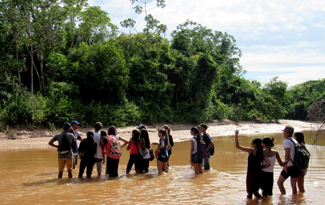 Alunos fizeram trabalho de campo para promover a consciência ambiental entre os moradores de São Francisco / Arquivo Escola